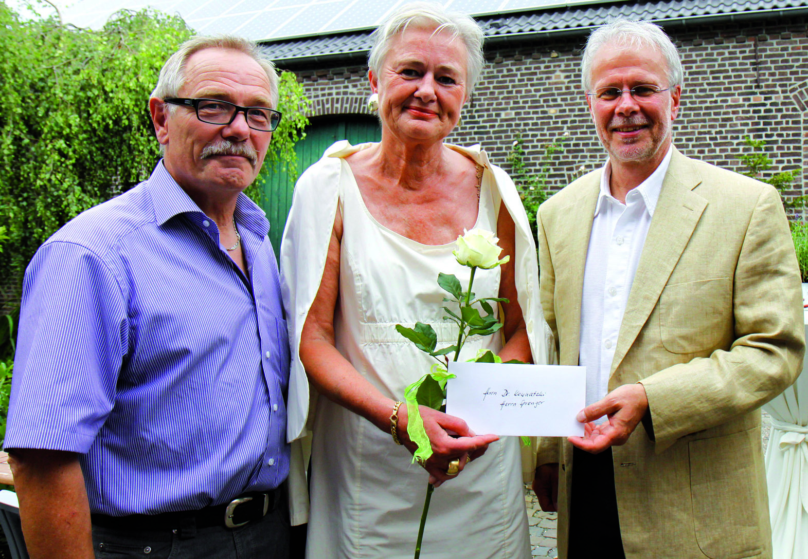 Lasst Blumen sprechen: Präsidentin Ulrike Krug mit Hauptkommissar Heinz Sprenger (links) und Dr. Ralf Kownatzki. Für Krug war es die letzte Amtshandlung: Ihre Nachfolgerin wird Susanne Fenger. Foto: Heike Cervellera