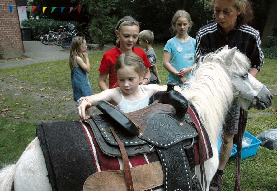Farina ist bei den Vrasselter Kindern immer beliebt. Karin Reymer brachte das 25 Jahre alte Pony mit zum KFD-Nachmittag.
