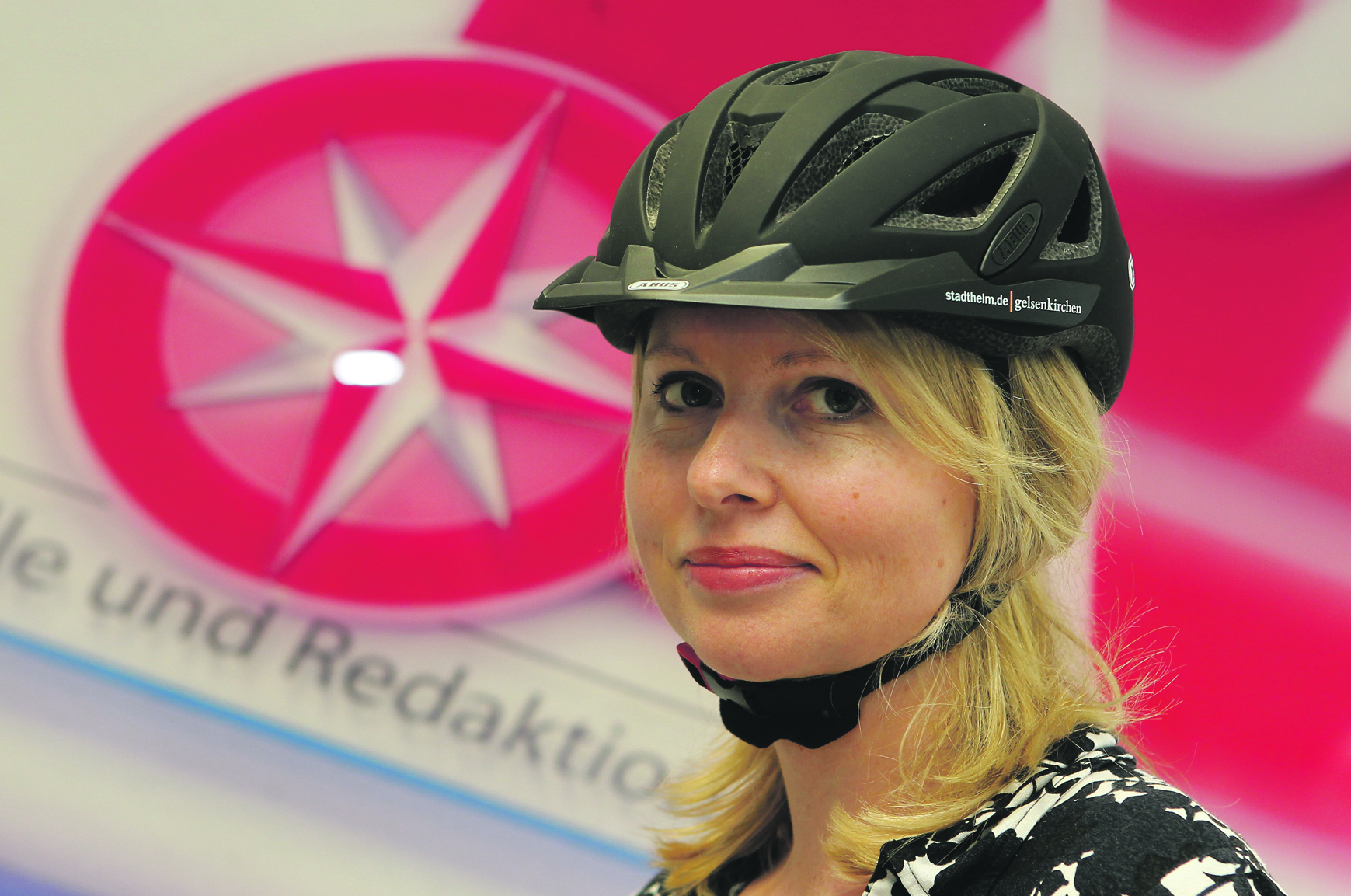 Für Melanie Meyrat-Stegner geht die Sicherheit vor, auch wenn die Frisur eventuell darunter leiden muss. Sie trägt als gutes Vorbild für ihren kleinen Sohn einen Helm beim Fahrradfahren und rät allen Radlern dazu. Foto: Gerd Kaemper