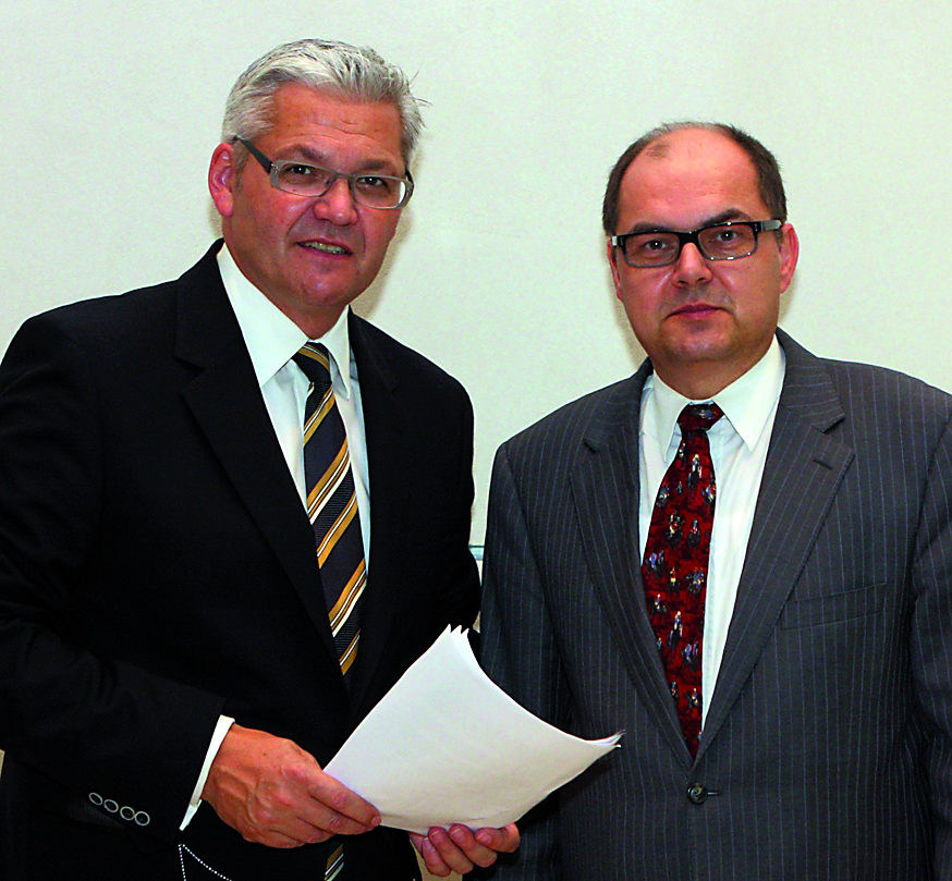 Hubert Hüppe (r.), Kreisvorsitzender der CDU und Beauftragter der Bundesregierung für die Belange behinderter Menschen, links Christian Schmidt, parlamentarischer Staatssekretär im Verteidigungsministerium.