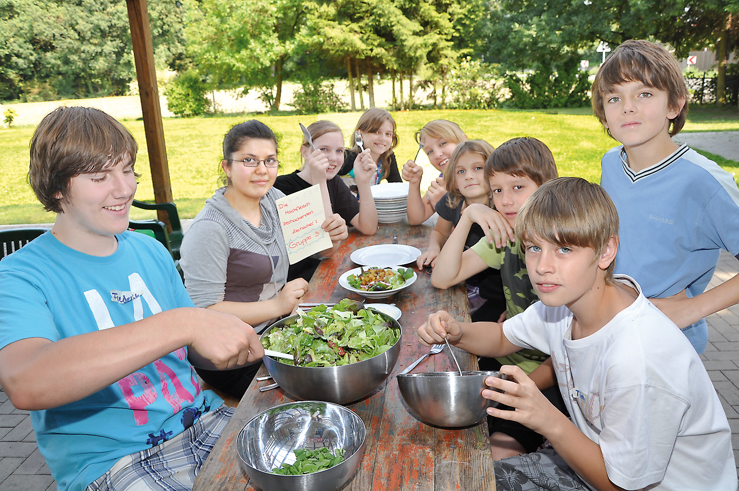Nach getaner Arbeit durften die fertigen Drei-Gänge-Menüs probiert werden. Foto: Thiele