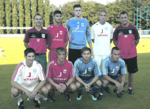 Die neuen Auserwählten von Olaf Thon (li.) in Rot-Weiß (oben v.l.): Lokmann el Kasmi, Maximillian Ronneburg, Lukas Diericks, Co-Trainer Wolle Heisterkamp. Unten von links: Sebastian Senger, Marvin Schurig, Mykola Makarchuk und Marvin Pachan.