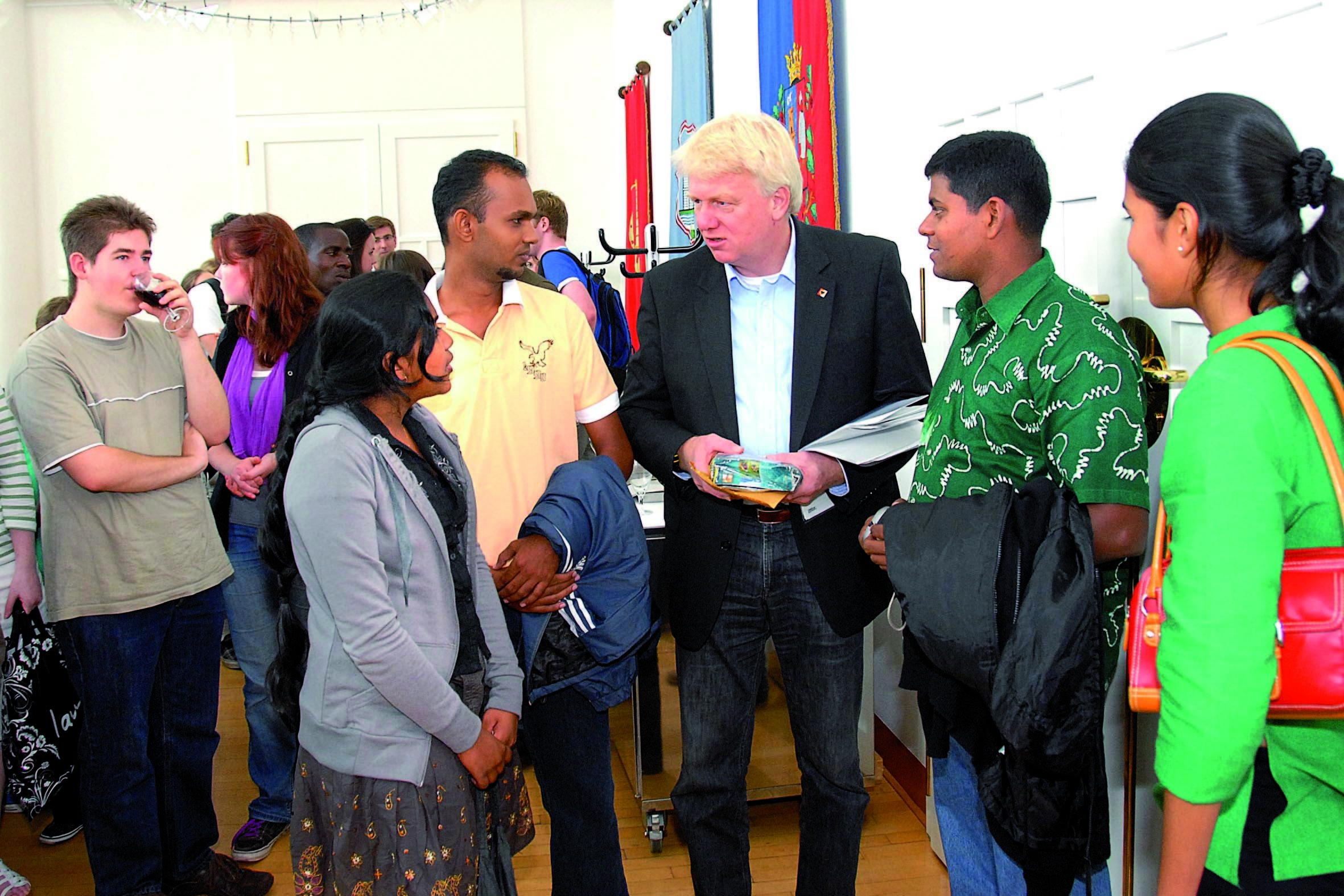 Die Jugendlichen aus Sri Lanka, Sambia, Italien und Irland machten eine Stippvisite im Dortmunder Rathaus, wo sie von Oberbürgermeister Ullrich Sierau begrüßt wurden.