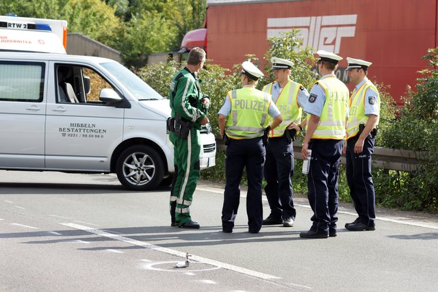 Polizisten sicherten Spuren am Unfallort.