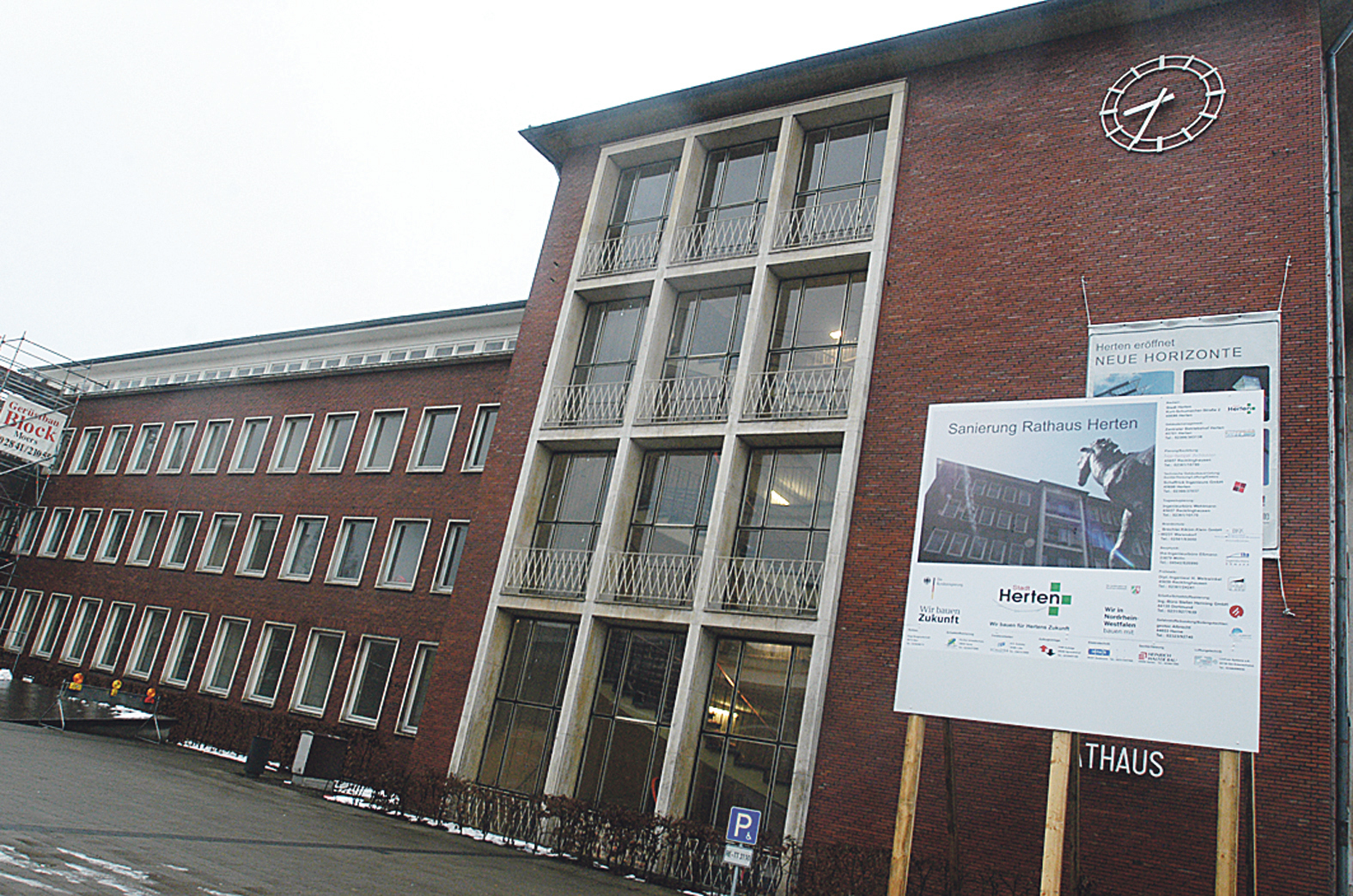 Während die aufwändigen Bauarbeiten am Rathaus Herten aktuell gut voranschreiten, knirscht es im Rat der Stadt gewaltig. Foto: Stadtspiegel