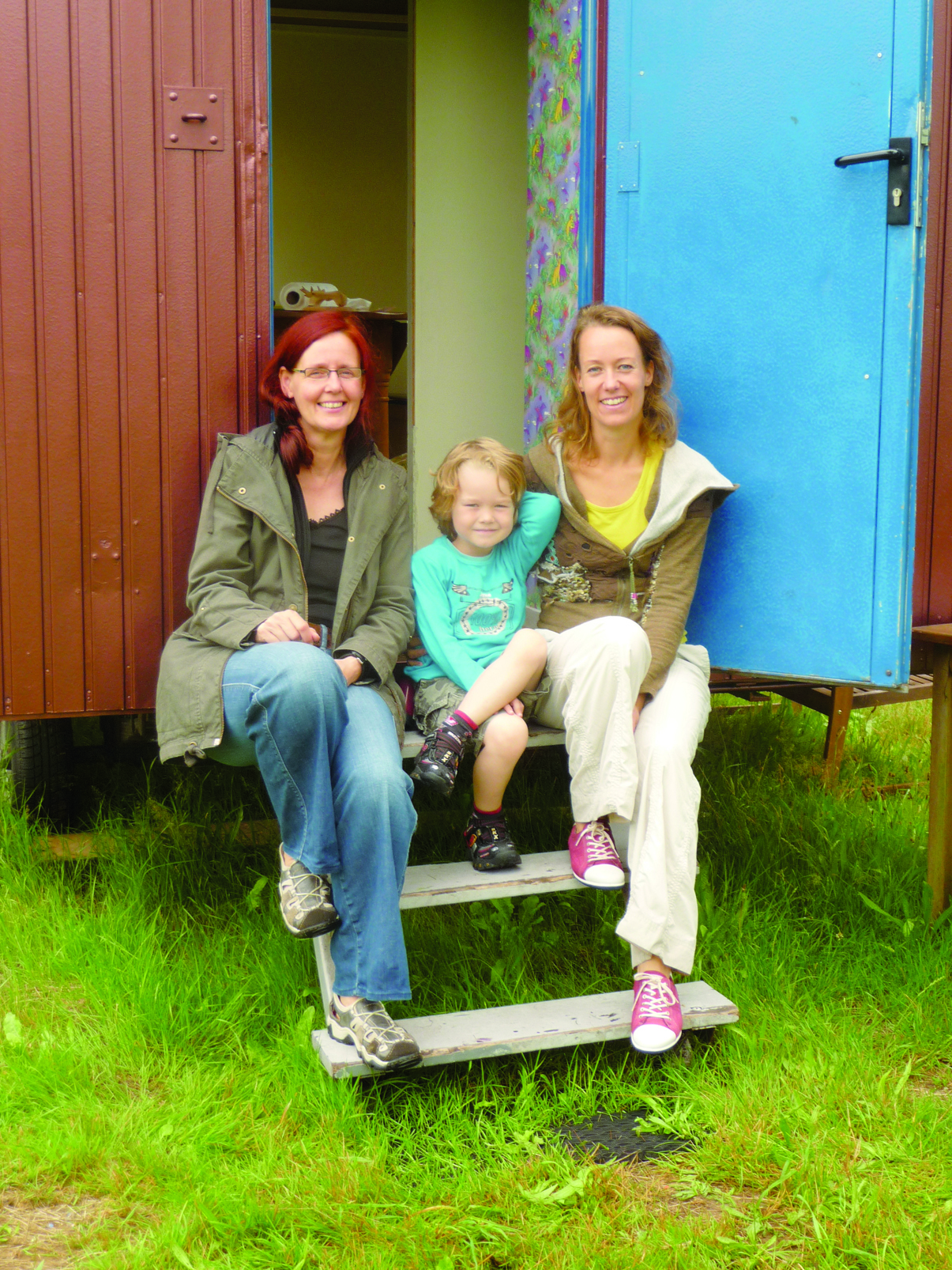 Freuen sich auf neue Herausforderungen: Gertrud van Weelden, pädagogische Fachkraft (li), Jonne, 5, und Heleen Bakker, Initiatorin des Waldkinder-gartens in Donsbrüggen.