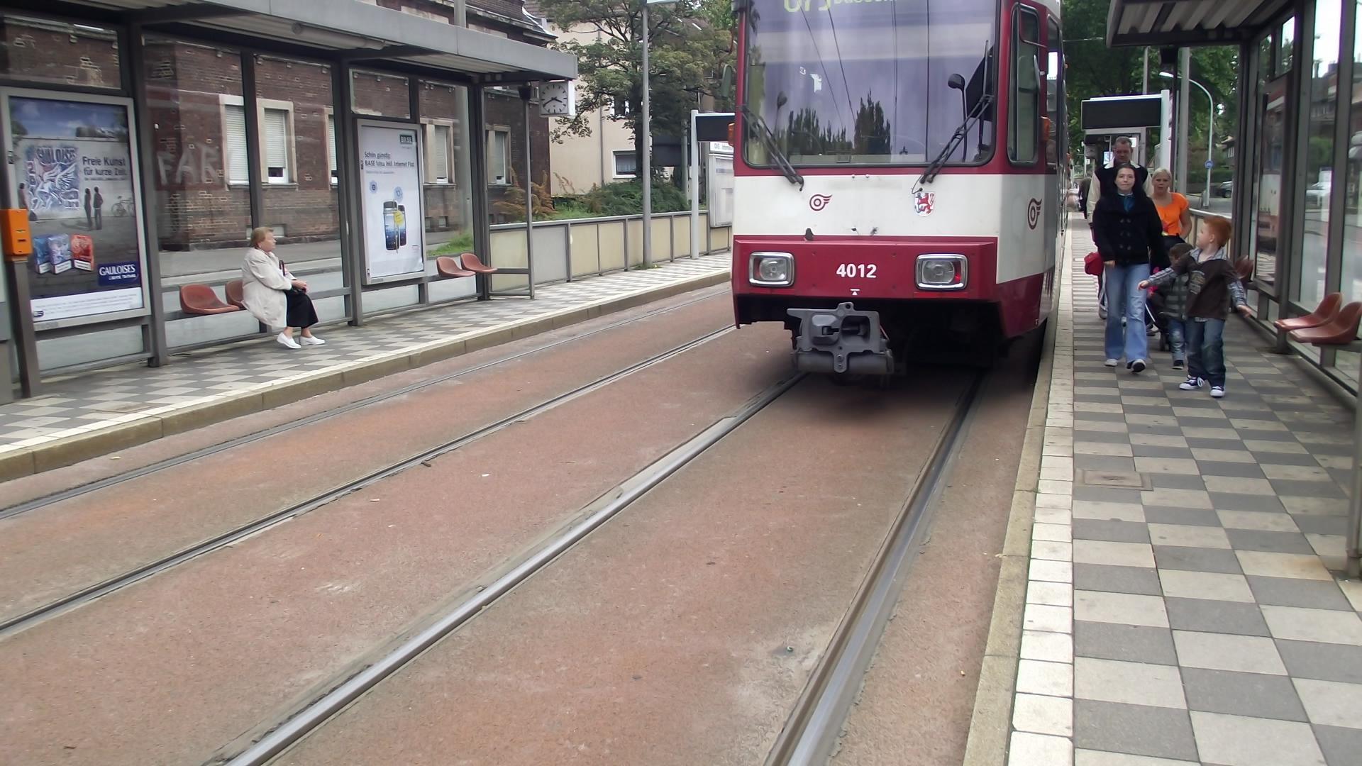 Verägern die Fahrgäste - Wagen der "4000er" Baureihe der Rheinbahn