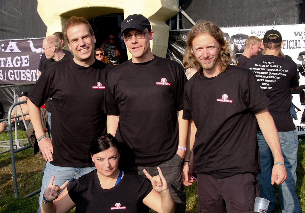 Michael, Christine, Karsten und Giuseppe schmissen sich in ihre Lokalkompass-Festivalreporter-Shirts - erst dann konnte es losgehen. Foto: Thorsten Seiffert