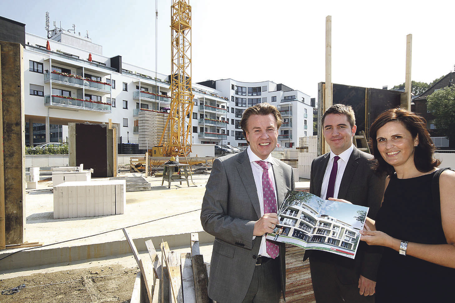 Karsten Koch vom Bauträger Markus-Bau sowie Sebastian Jüngling und Kirsten Gehrmann (v.l.), beide S-ImmobilienDienst, freuen sich über den Startschuss für den letzten Bauabschnitt. Fotos: Molatta