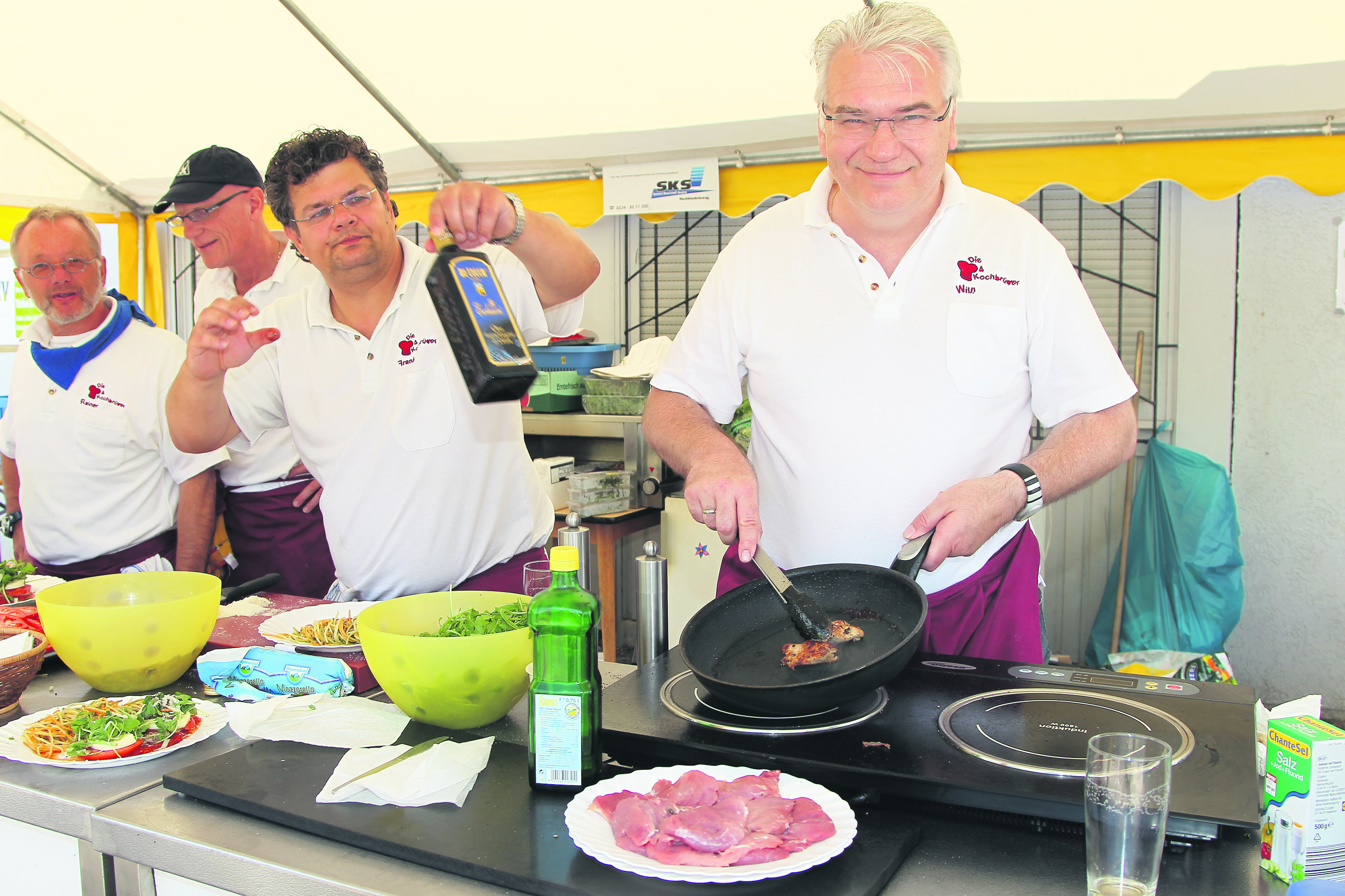 Willi Peters (im Vordergrund) und Frank Johann (3. v. l.) stehen in diesem Jahr wieder bei "Willis Kochclub" am Herd. Foto: Gerd Kaemper