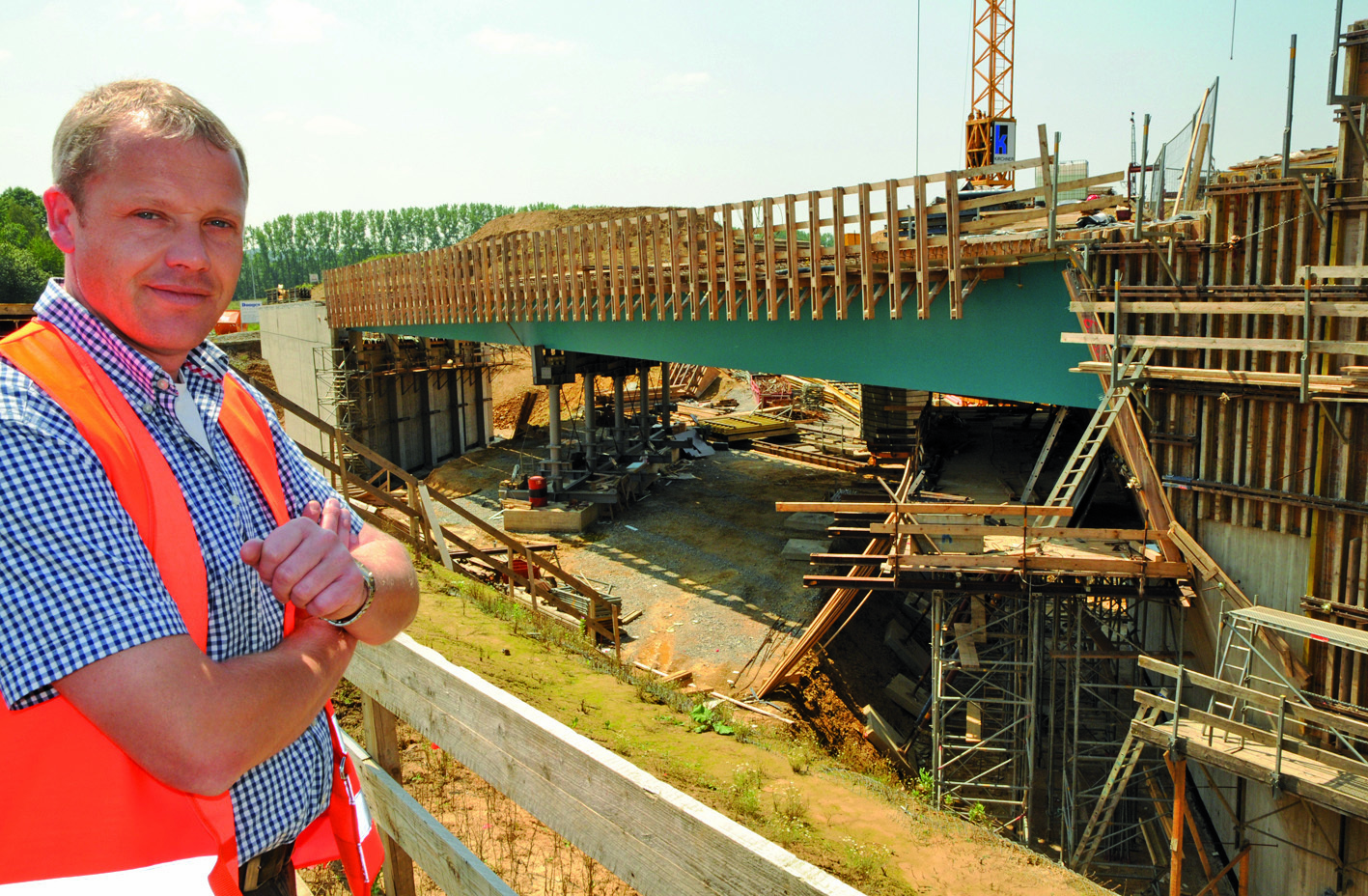A-44-Bauleiter Olaf Wüllner vor dem Überführungsbauwerk der L 156 über die Autobahn, das im Oktober fertig ist.