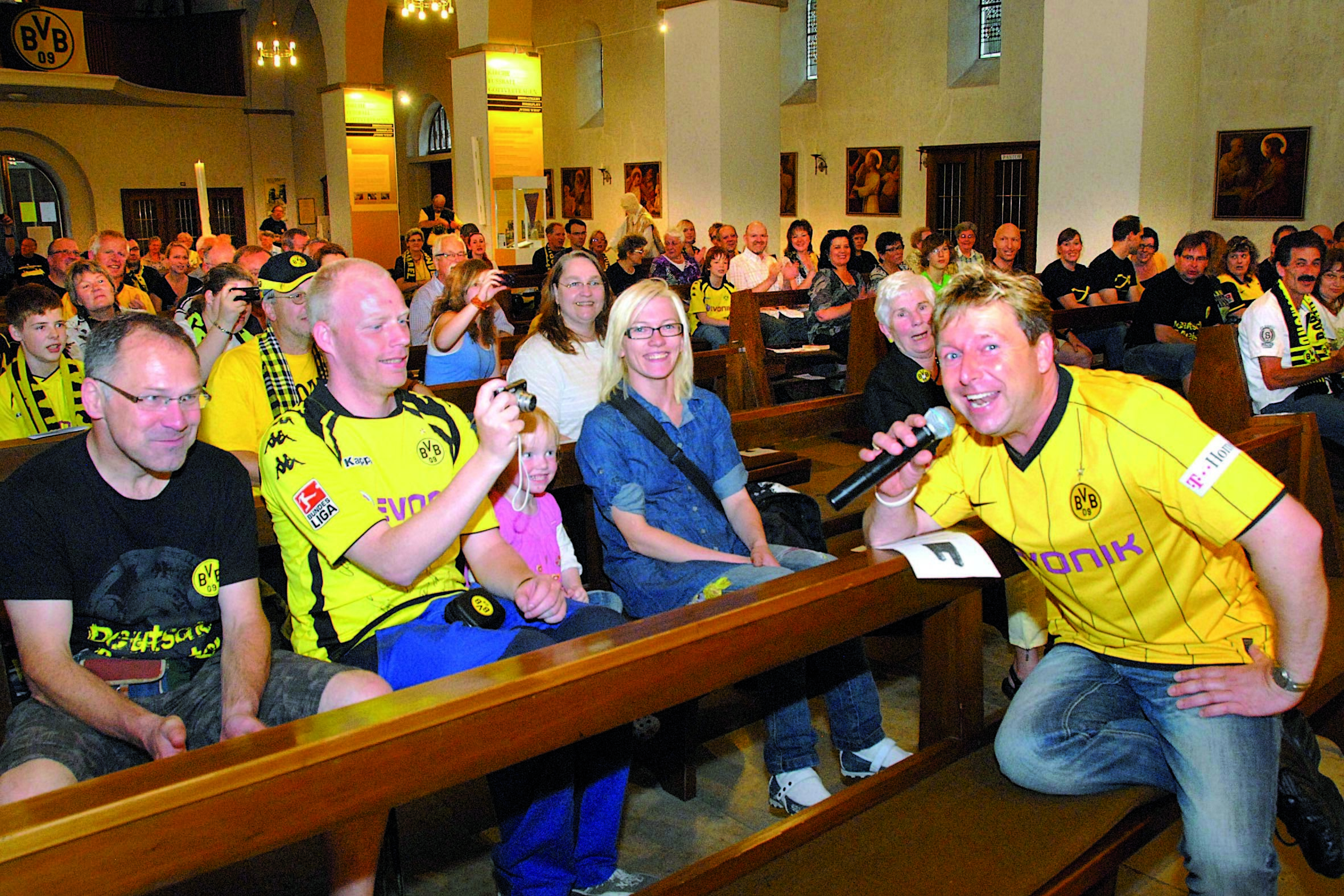 Halleluja: Kasche Kartner singt im Gottesdienst für den BVB.