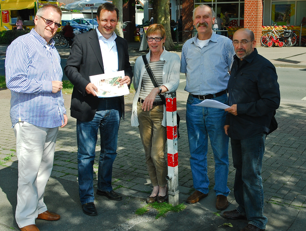 "GFL vor Ort" auf dem Marktplatz in Lünen-Süd: Bild v.l.n.r. Ratsherr Hans-Peter Bludau, Ratsherr Prof. Dr. Hofnagel, GFL-Mitglied Helma Conrad, Ratsherr Wolfgang Manns, GFL-Mitglied Harry Buschmann