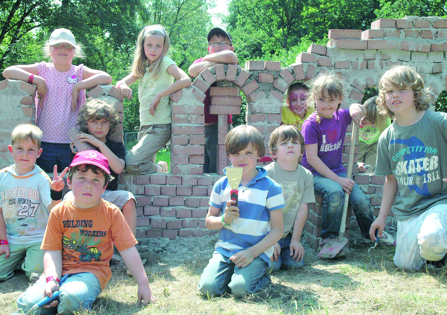 In unmittelbarer Nähe des Rathauses wird derzeit von den Teilnehmers der Kinderstadt das Kollosseum nachgebaut.