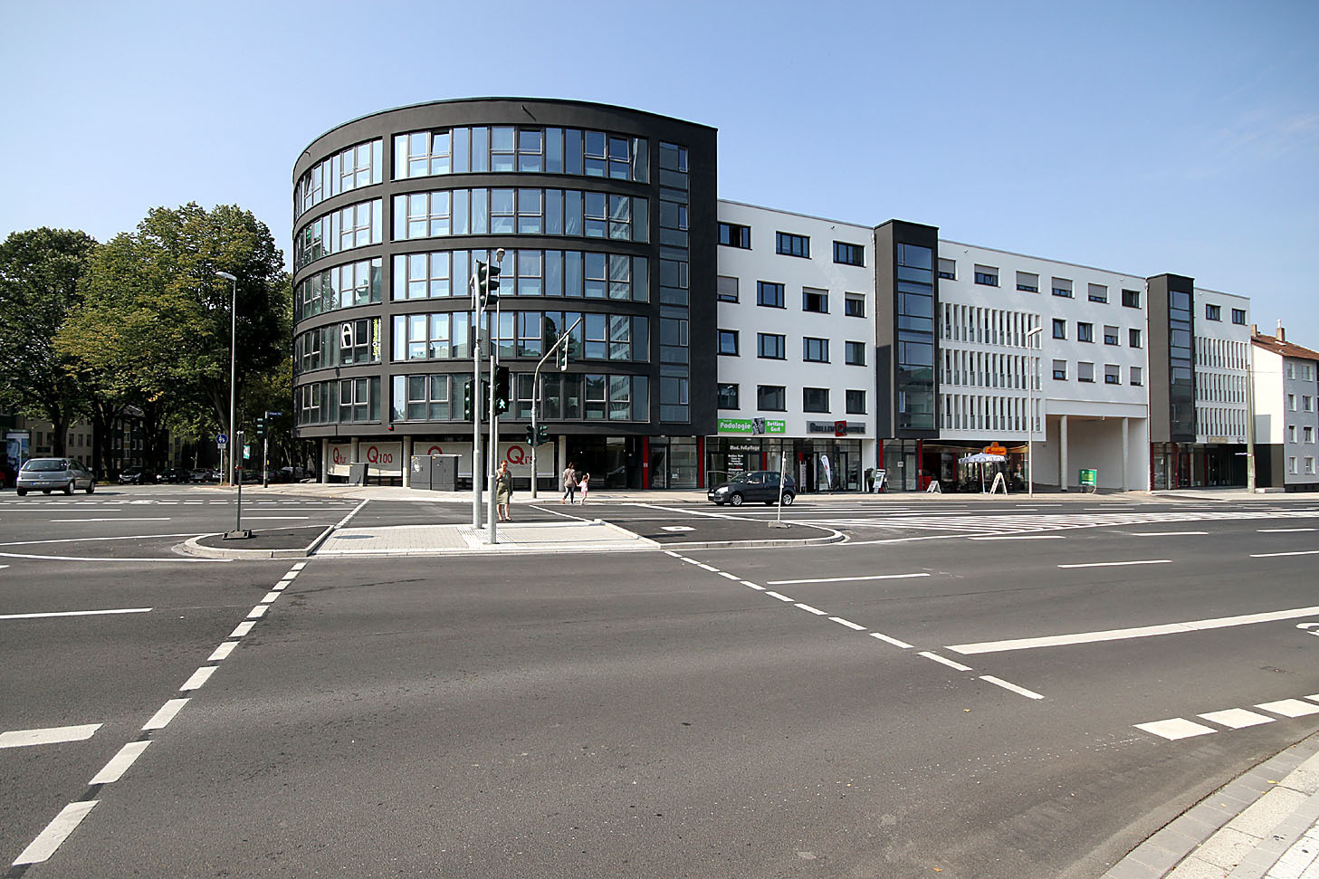 Hinter diesem neuen Wohn- und Geschäftsgebäude an der Wittener Straße Ecke Steinring liegt das Quartier 100.