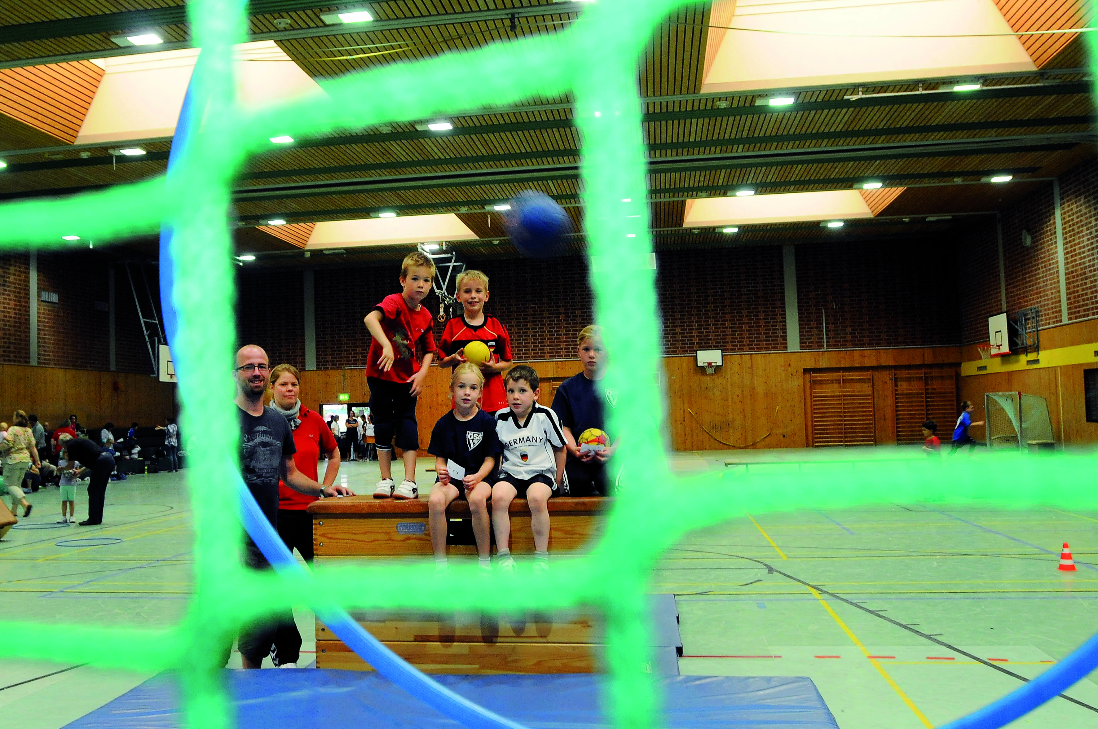 Auch die Kleinsten zeigten beim Handball-Spielfest der ÖSG Viktoria in der Sporthalle Brackel an verschiedenen Spielstationen, wie gut sie bereits mit dem Ball umgehen können.