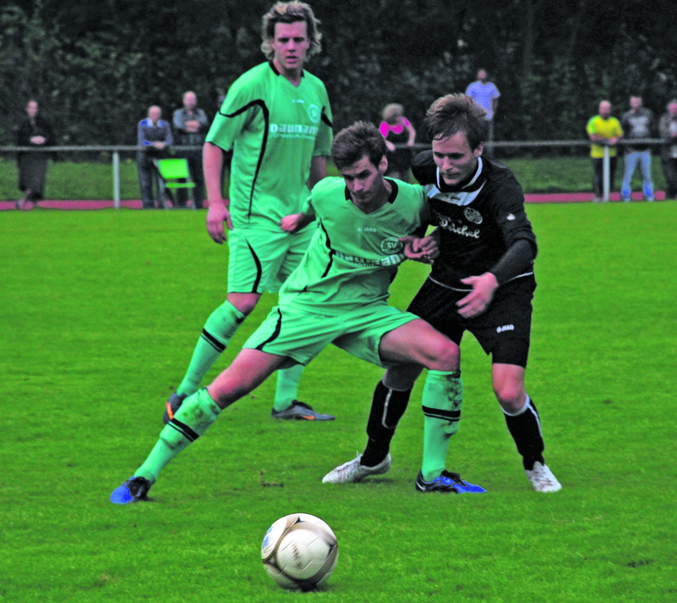 Die SGW tat sich im Test gegen den SV Zweckel schwer. Auf unserem Bild Kevin Brümmer (rechts). FOTO: Peter Mohr