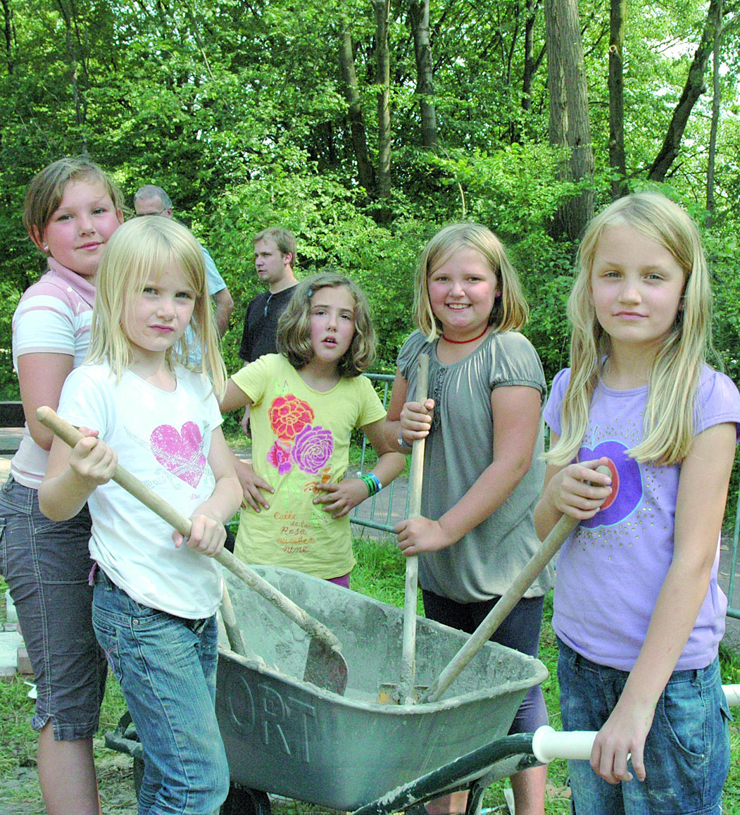 Diese jungen Mädchen gehören zum „Bautrupp“ der Kinderstadt.