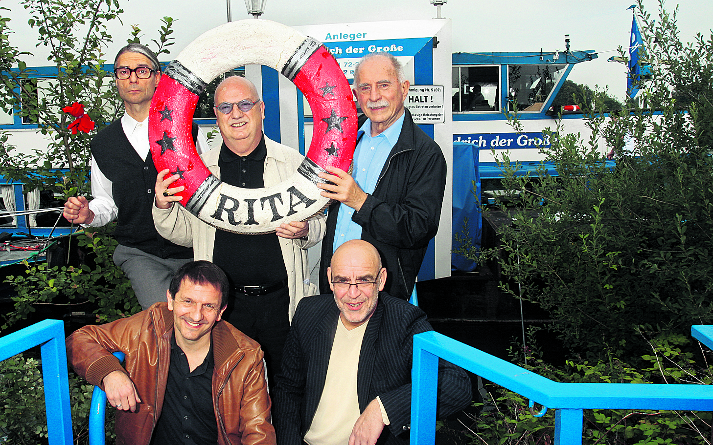 Schicken die „Wilde Rita“ auf ihre letzte Reise: (vorne, von links): Mondpalast-Autor Sigi Domke, Intendant Thomas Rech. Hinten, von links: Schauspieler Axel Schönnenberg, Prinzipal Christian Stratmann und Sportmoderator Werner Hansch, der mit großer Freude die Patenschaft für die letzten Aufführungen übernommen hat.
WB-Foto: Detlef Erler