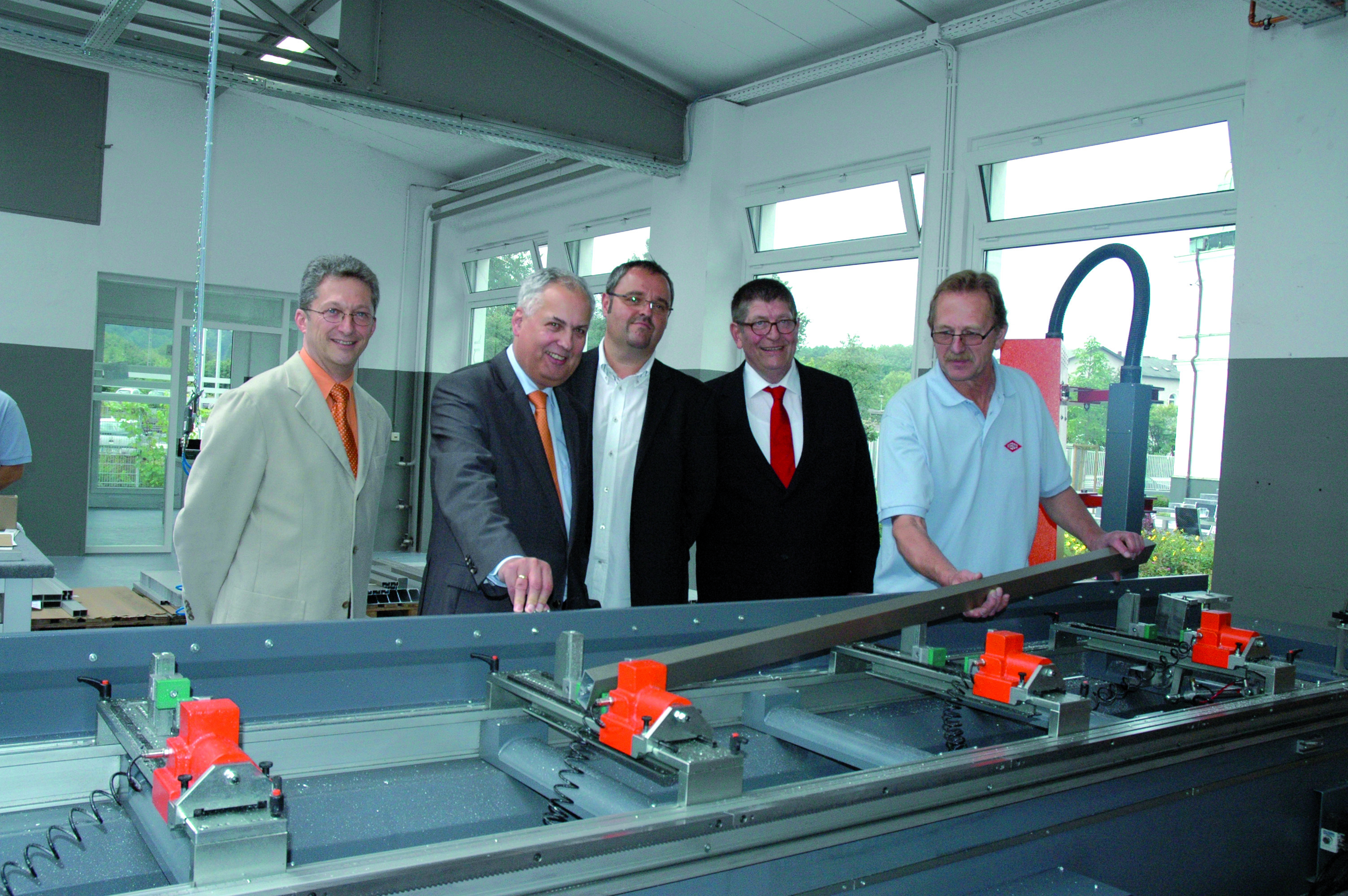 Bei der Eröffnung führte Egbert Neuhaus (2.v.r.) die Gäste durch die Produktionshalle. Das ließen sich auch Landrat Schneider (2.v.l.) und Thomas Weber (l., Geschäftsführer Sauerland-Tourismus) nicht entgehen.