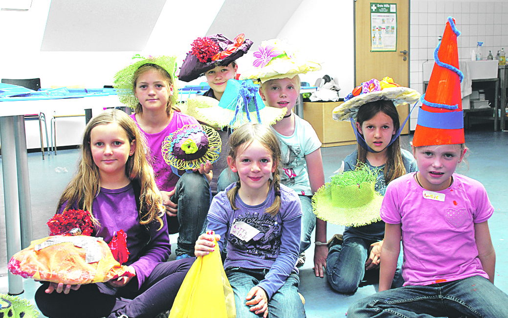 Viel Spaß beim Kreieren neuer Hüte hatten die kleinen Designerinnen Maren (11), Lotta (6), Amelie (6), Pia (9), Lara (9), Isabel (11) und Marie (9) beim Workshop im Hattinger Stadtmuseum. Foto: Kamphorst