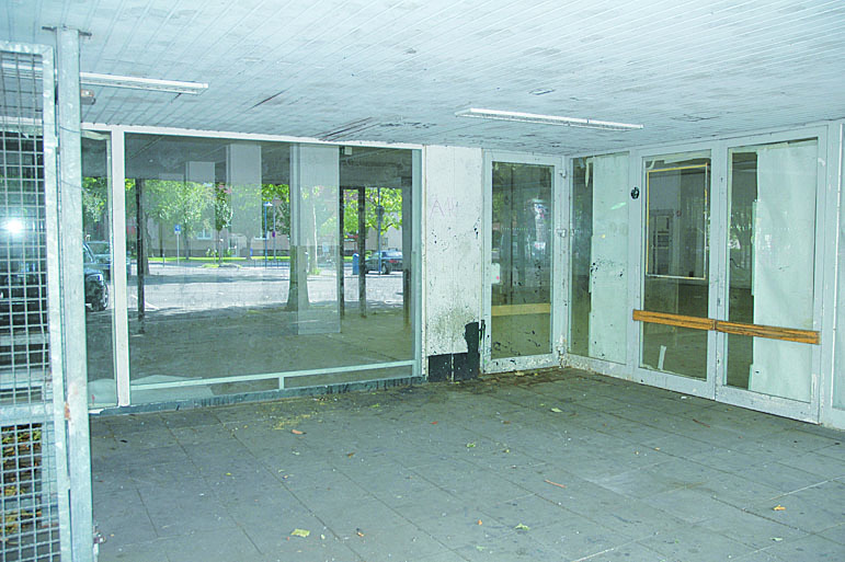 „Siffecke“ am Rosenhügeler Marktplatz: Der Eingangsbereich zu dem ehemaligen Supermarkt-Gebäude präsentiert sich in einem erbärmlichen Zustand. Foto: Rath