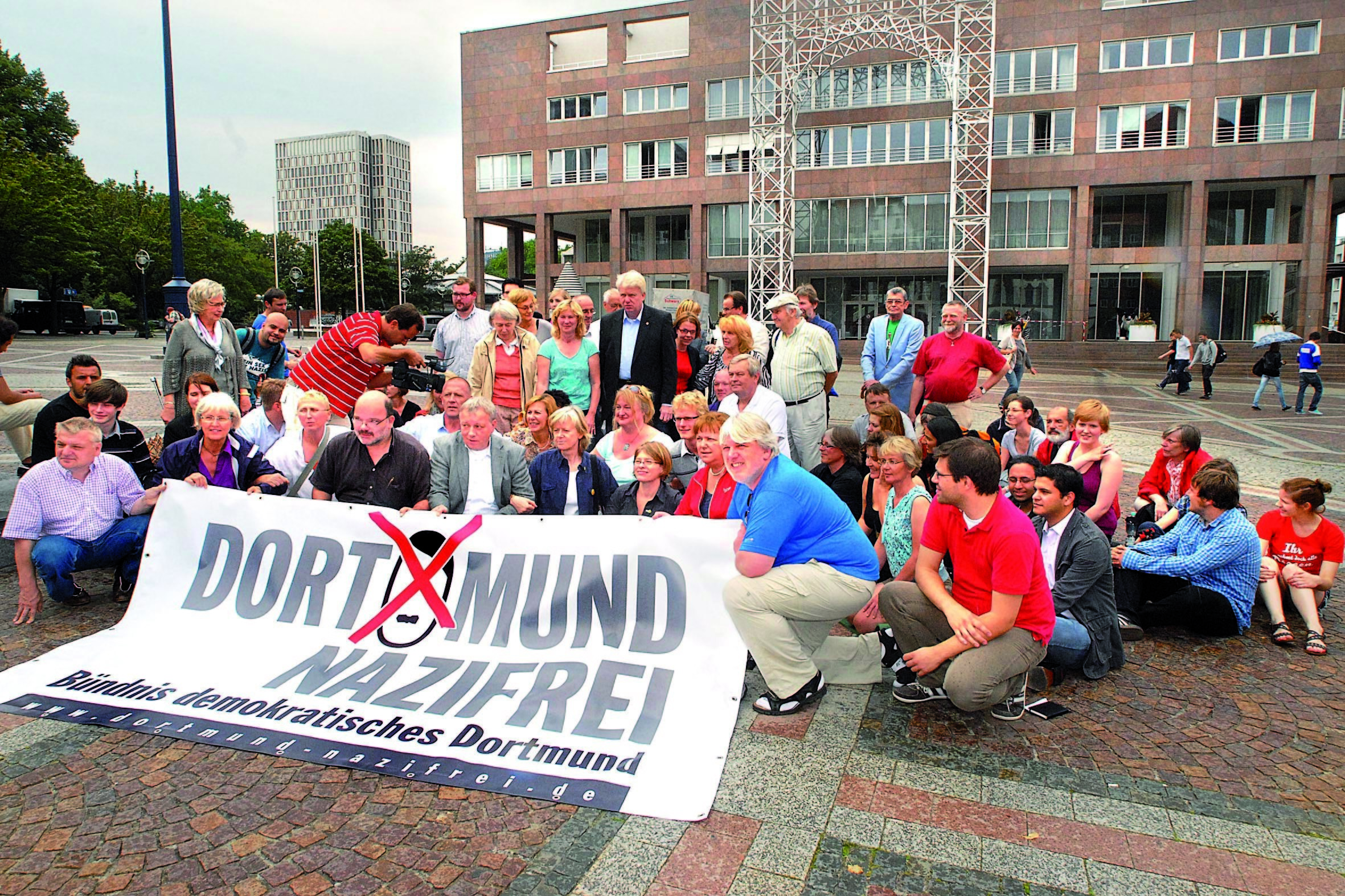 Symbolische Sitzblockade des neuen Bündnisses "Dortmund nazifrei!" auf dem Friedensplatz.