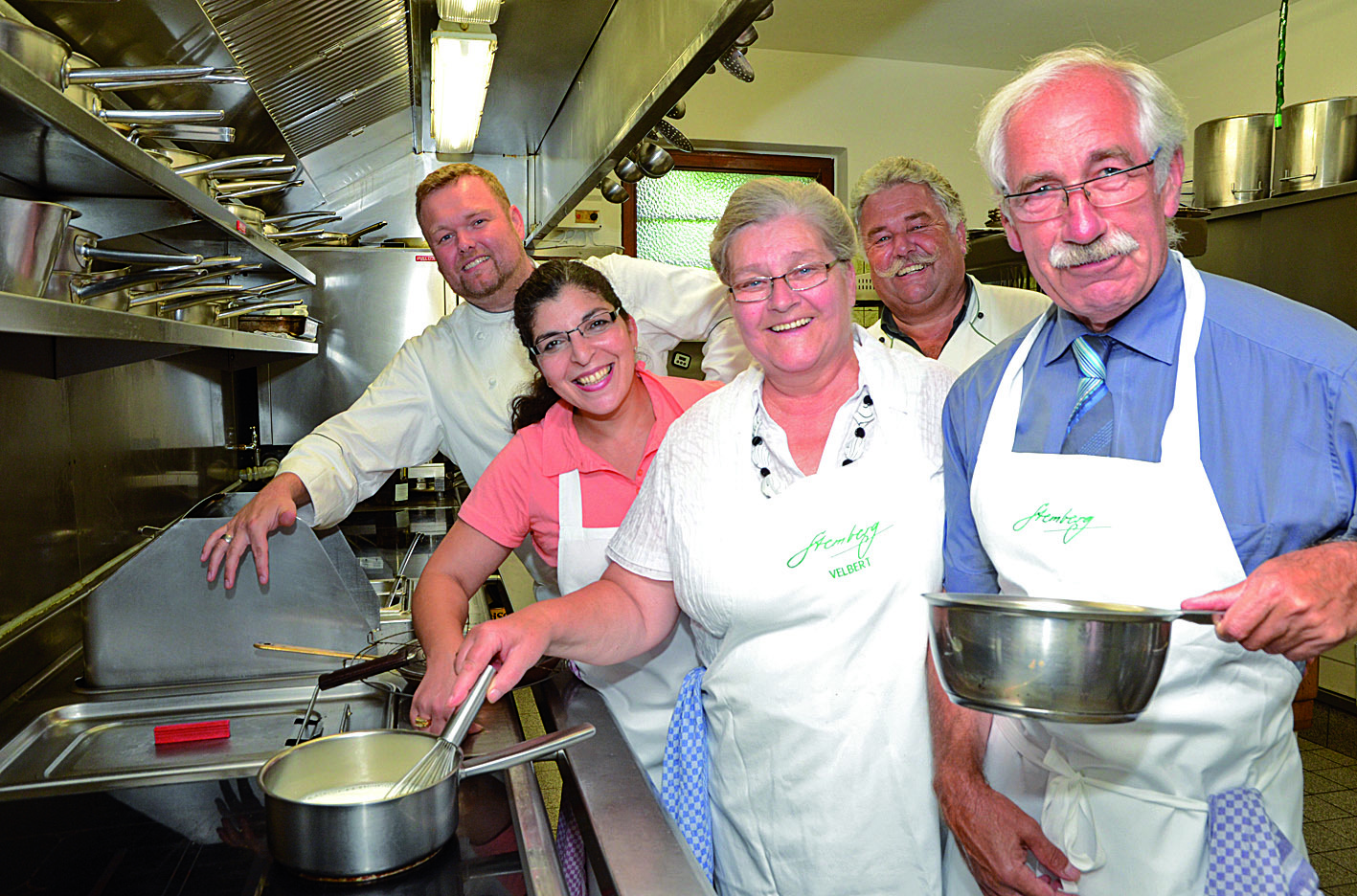 Gesundes Kochen bei Stemberg (von links): Sascha Stemberg, Souad Rödesheim, Christel Basner, Walter Stemberg und Professor Dr. Georg Sabin.