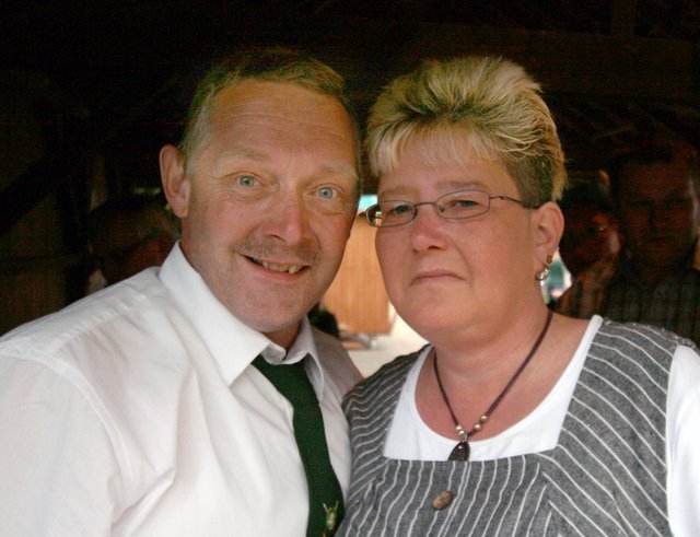 Gerd Meyboom, neuer Schützenkönig der St- Johannes Schützenbruderschaft Empel, mit seiner zu Freudentränen gerührten Ehefrau Marion, die nun als Königin an seiner Seite steht. Foto: Helmut Heckmann.