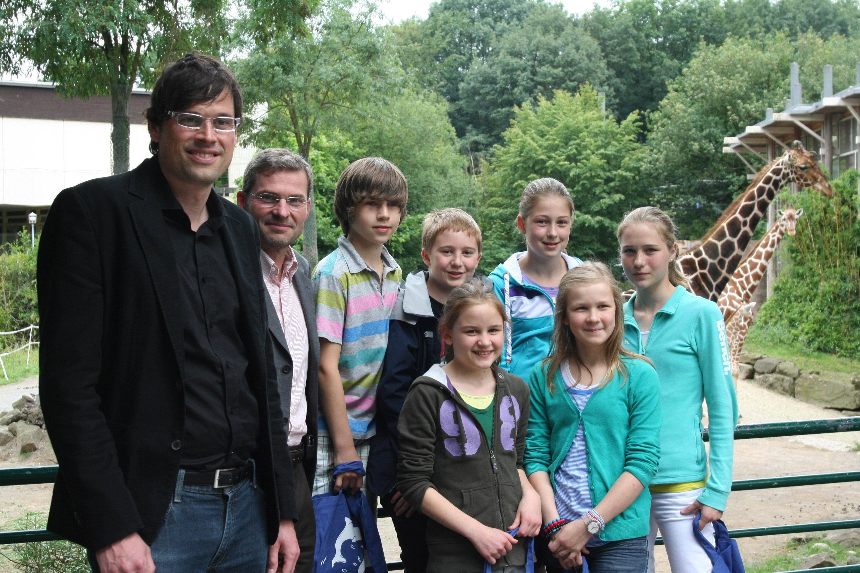 Auf tierisch aufregender Erkundungstour: DU.MINT-Projektmitglied Klaus Wulfert, Zoodirektor Achim Winkler, Béla, Joshua, Anna Katharina, Helena (hintere Reihe), Carla und Lilli (vordere Reihe)
