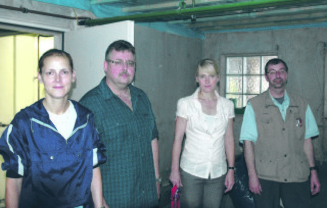 V.l.: Petra Deylig, Frank Schumacher, Claudia Michel und Heinz Röhrig in der Hunde-Isolationsstation, wo noch einiges zu tun ist.