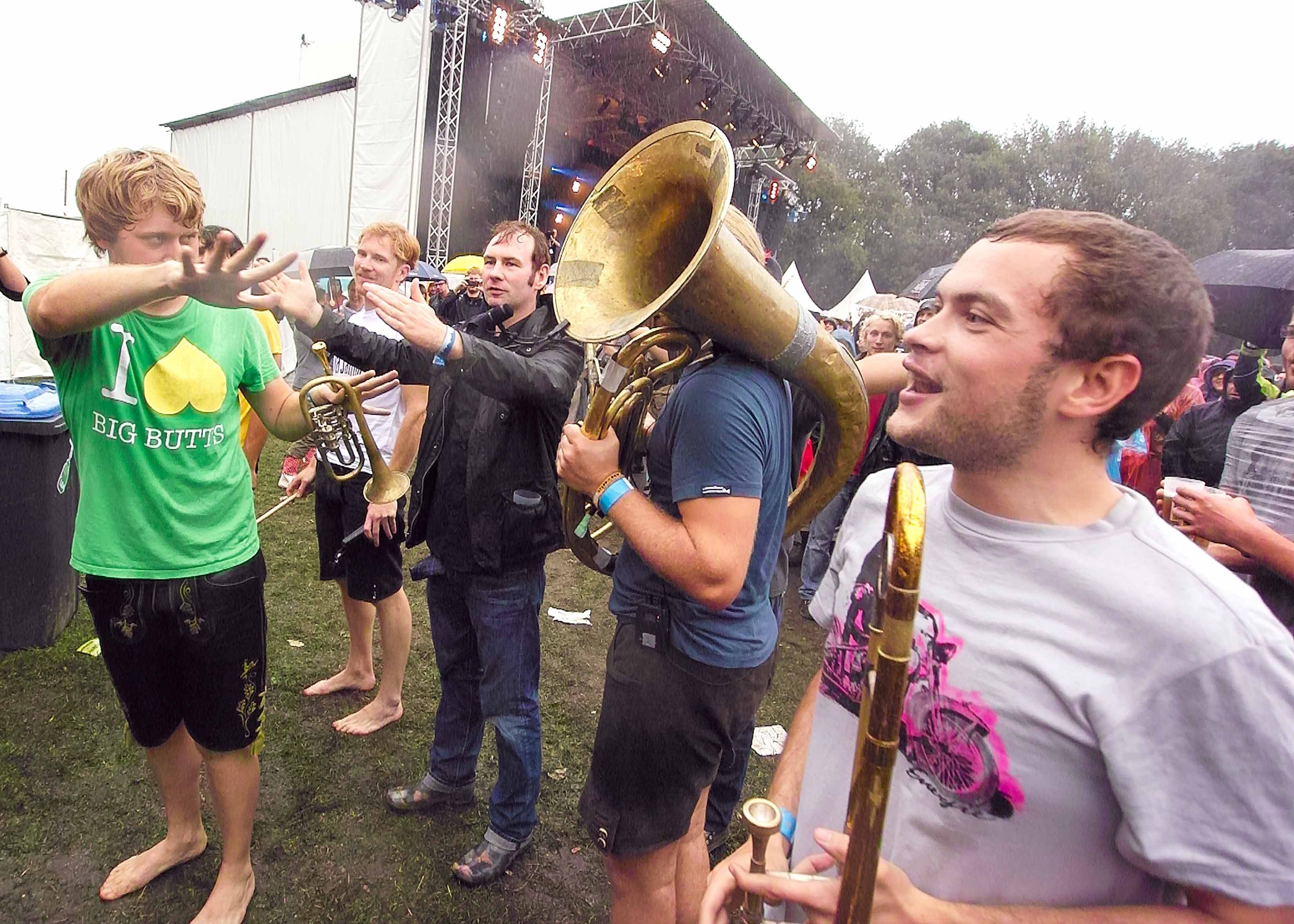 Auf Augenhöhe mit den Fans! Die Musiker von "La Brass Banda" ließen barfuß durch die Menge. Foto: Jens-Uwe Wachter-Storm