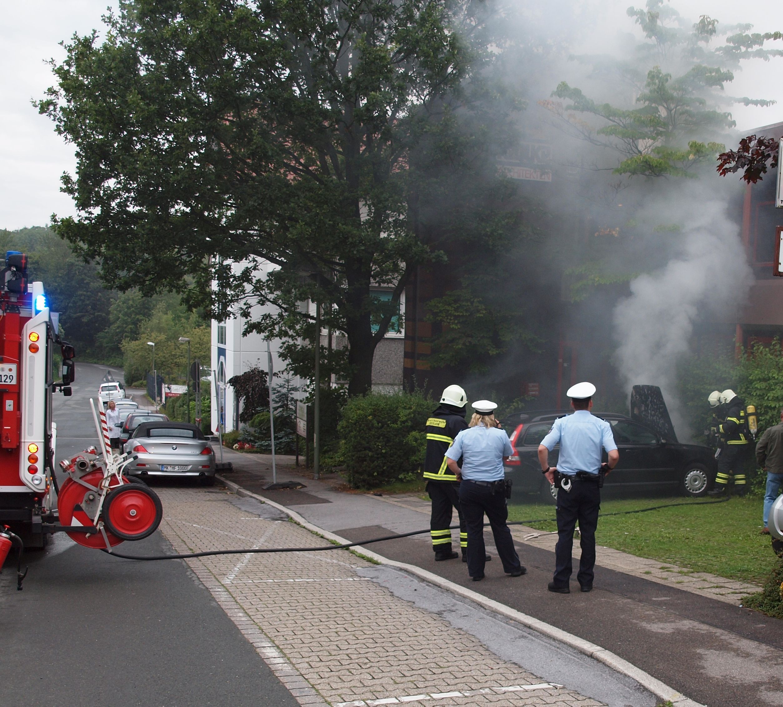Der PKW brennt direkt am Gebäude.