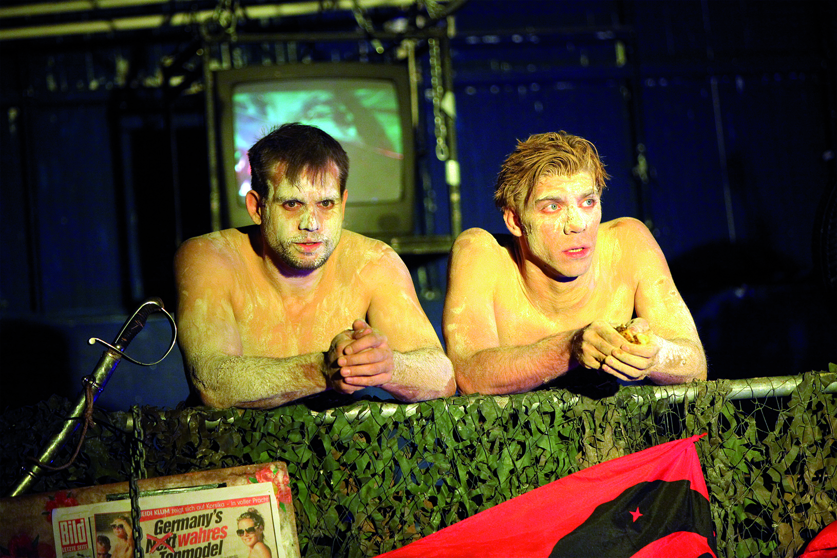 Edward Albees „Zoo Story“ spielt auf einer Bank mitten im Central Park - Felix Lampert und Björn Geske stehen in der neuen Produktion des Theaters Rottstr5 auf der Bühne. Foto: Hupfeld