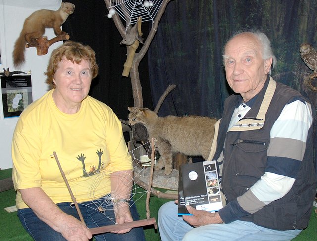 Mechthild Gillner und Gerd Sandig bei einigen der Exponaten im Schlossgewölbe des NABU.