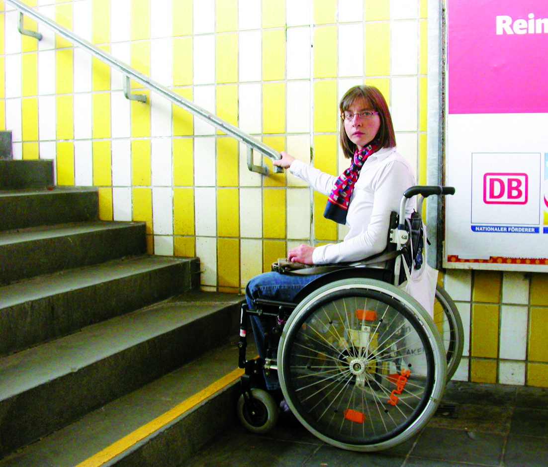 Wo bitte ist der Fahrstuhl? Die Treppe zu den Gleisen am Bahnhof Dinslaken ist für Rolli-Fahrer nicht ohne fremde Hilfe zu bewältigen.