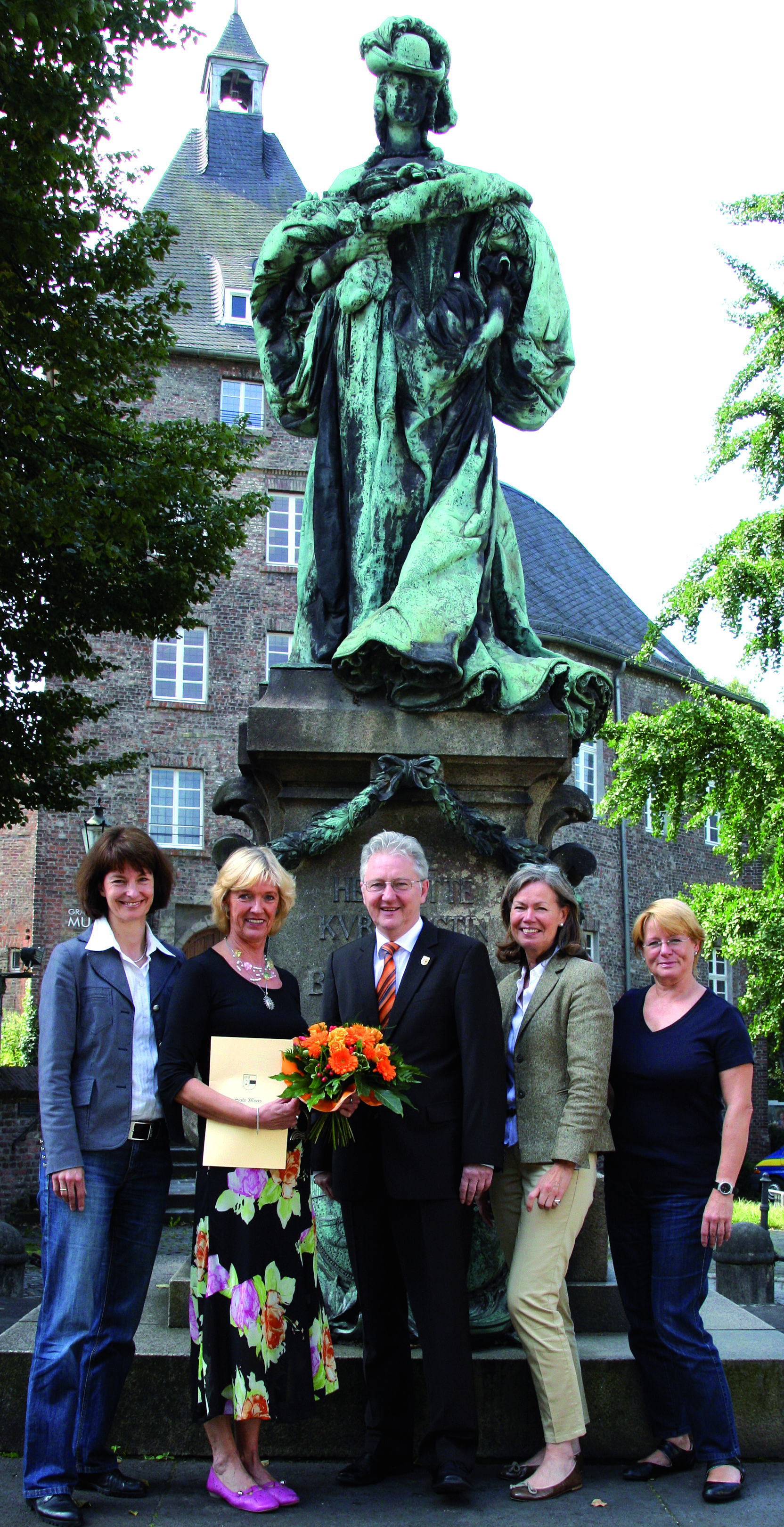 Gruppenbild mit Herr: Bürgermeister Norbert Ballhaus ernannte die neue Gleichstellungsbeauftragte Barbara Folkerts (2.v.l.). Sie war bereits vor zwei Jahren kommissarisch in diesem Bereich tätig. Mit ihr freuen sich Sabine Meinke-Henn, Kornelia zum Kolk und Heidi Roggenkamp (v.l.).