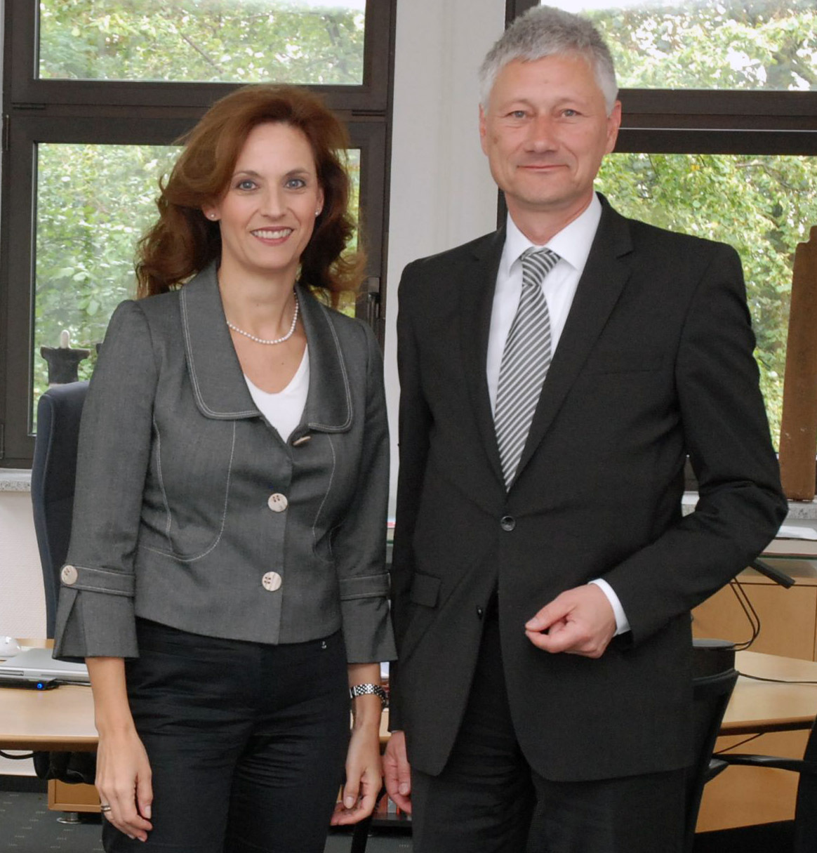 Ulrike Lubek (48) - hier im Gepsräch mit Landrat Wolfgang Spreen (56) - ist Nachfolgerin von Harry Voigtsberger, der im Juli 2010 Minister für Wirtschaft, Energie, Bauen, Wohnen und Verkehr des Landes Nordrhein-Westfalen wurde.