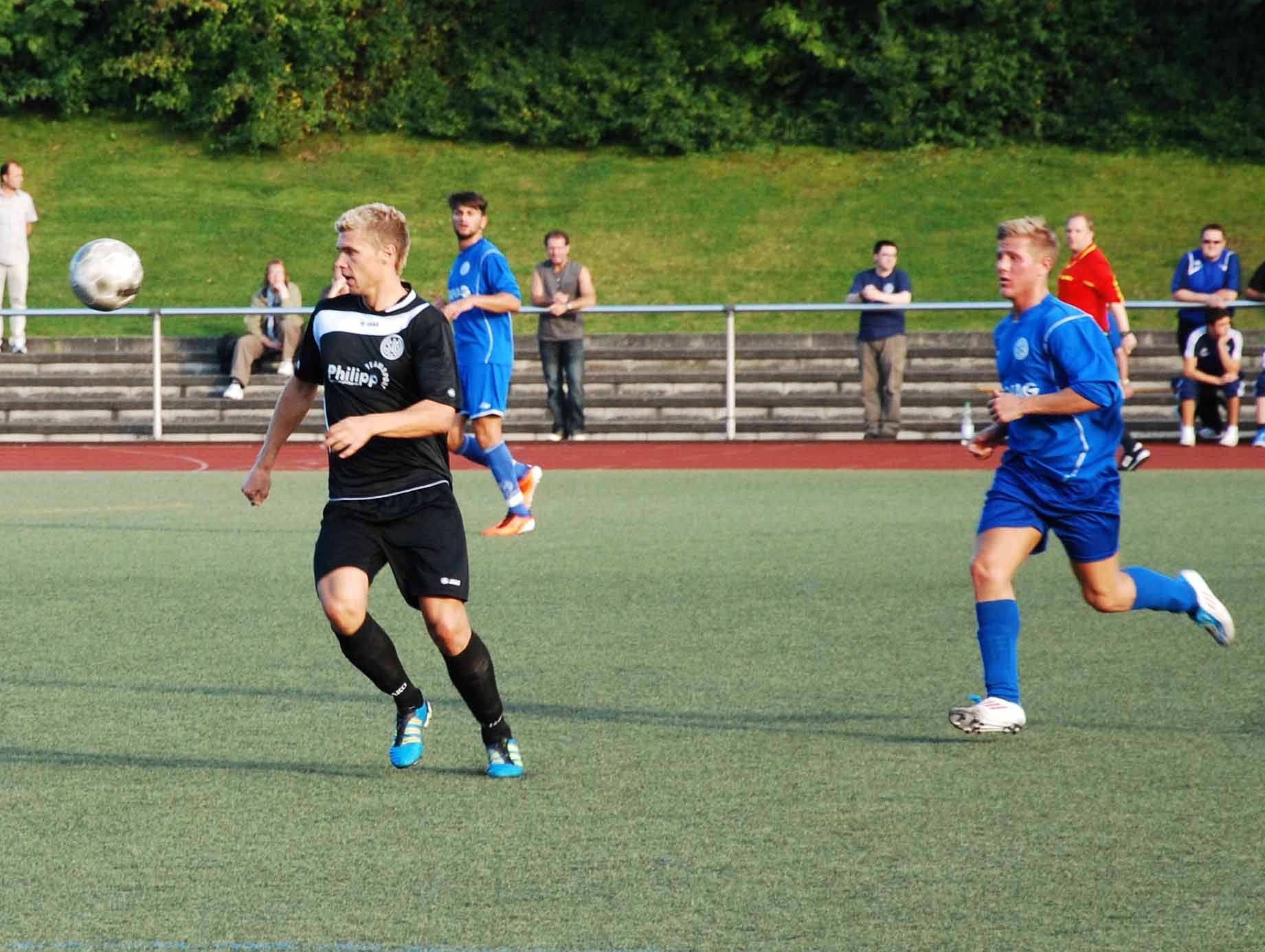Vaidas Rocys (links) erzielte das zwischenzeitliche 2:0 in Haspe. FOTO: Peter Mohr