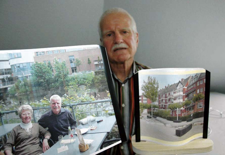 Josef Schättle mit der Lampe und den austauschbaren Lampenschirmen. Rechts hat er die Rheinpromenade in Emmerich fotografiert. Foto: Jörg Terbrüggen
