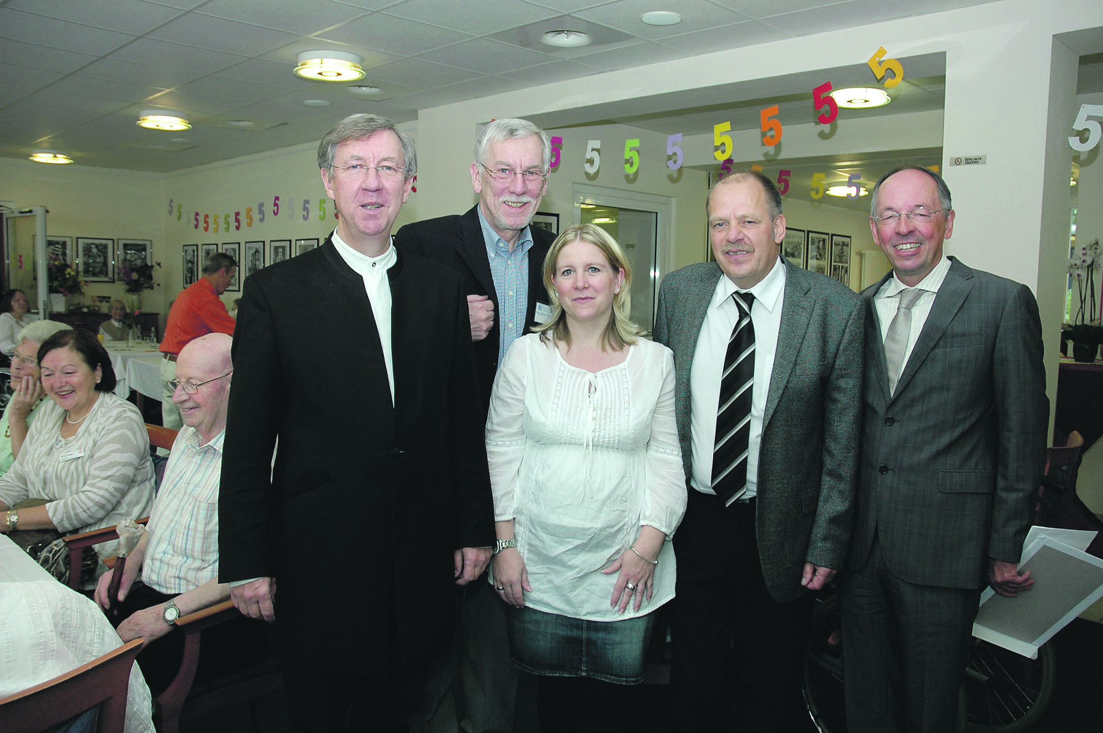 Festredner bei der Feier zum fünfjährigen Bestehen des CMS-Pflegewohnstifts, Vincenzstraße 1 (v.l.): Pastor Dietmar Schmidt, Siegfried Schirmer vom Hospizverein Wattenscheid, Stephanie Rösen, Leiterin des Kindergartens St. Maria Magdalena, Heimleiter Manfred Basner und Klaus Rosenthal, Geschäftsführer der CMS-Dienstleistungen GmbH. Foto: Vera Demuth