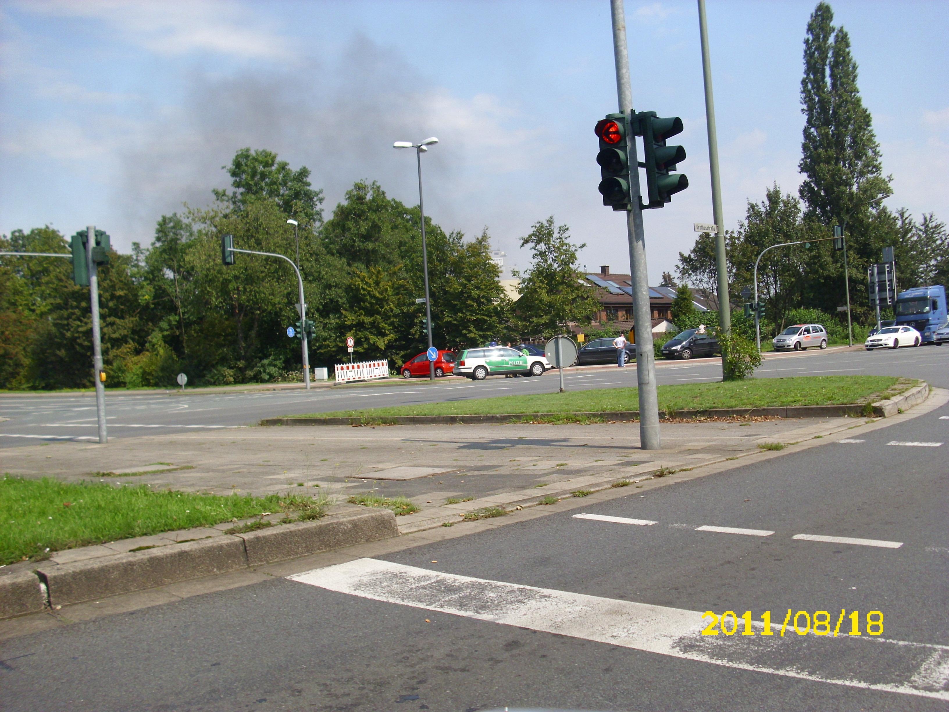 Schwarze Rauchwolken waren von weiten schon zu sehen. Polizei Sperrte Straße.