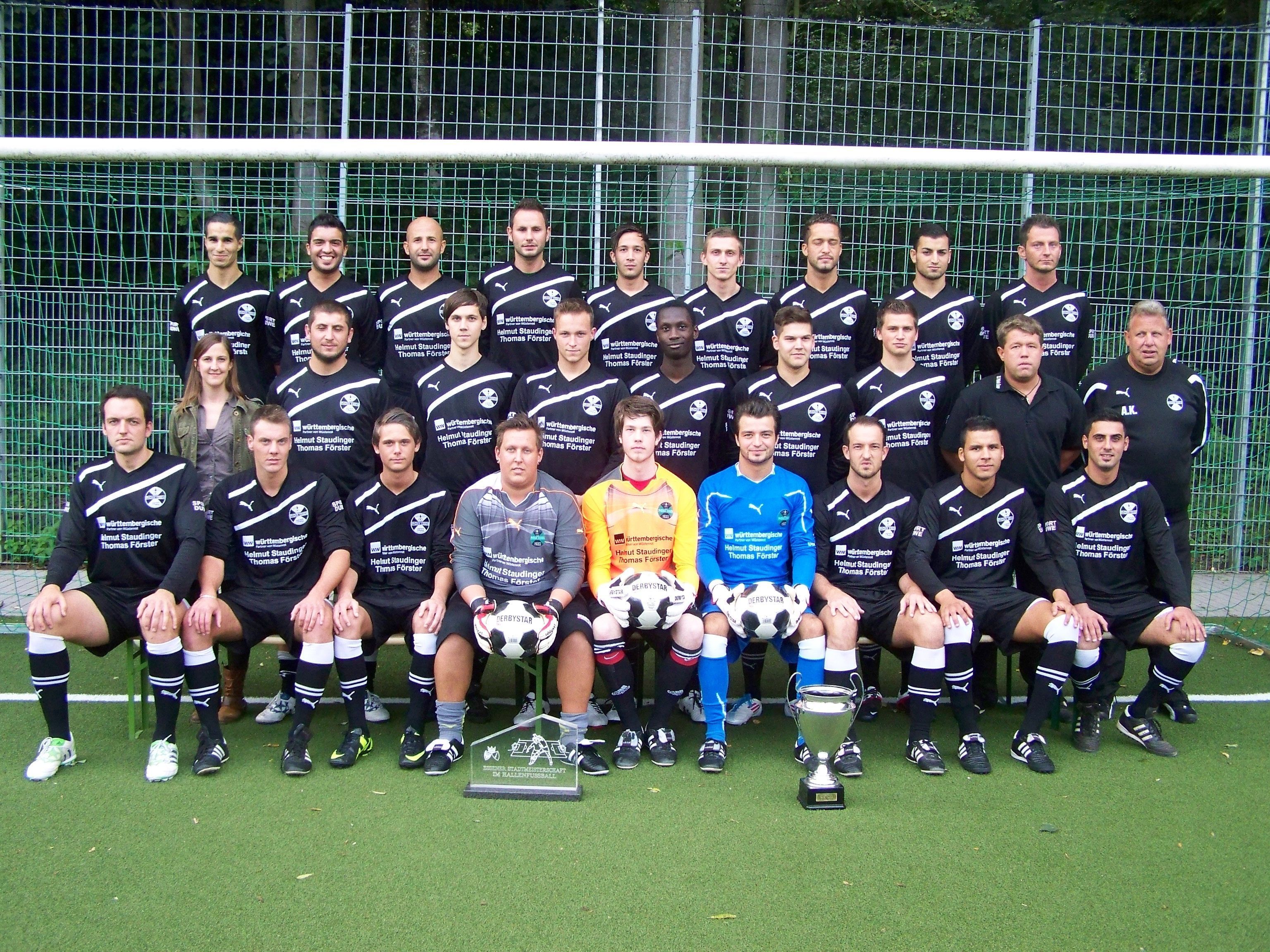 hinten, v.l.: Essadik Bentayeb, Erhan Yenicil, Tuncay Kurmali, Bastian Thielert, Erol Serin, Robert Pijowczyk, Sertan Malca, Ali Döldös, Patrick Höftmann
Mitte v.l.: Teammanagerin Verena Schulthoff, Volkan Yilmaz, Frederik Prohassek, Alexander Krieger, Felix Prempeh - Osei, Sanjay Bhandari, Jascha Laaks,
Co. Trainer Marco Brinkmann, Trainer Arndt Krosch
unten v.l.: Carsten Müller, Philipp Lipka, Kai Hoffmann, Marcel Ertmer, Philip Hoffmann, Marko Razik, Marcel Pilgram, Taoufik Asanay, Ümit Icöz
Es fehlen