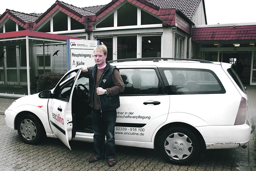 Mit dem weißen AWo-Auto startet Patrick Amrath jeden Morgen zu seinen Kurierfahrten. Foto: AWo EN