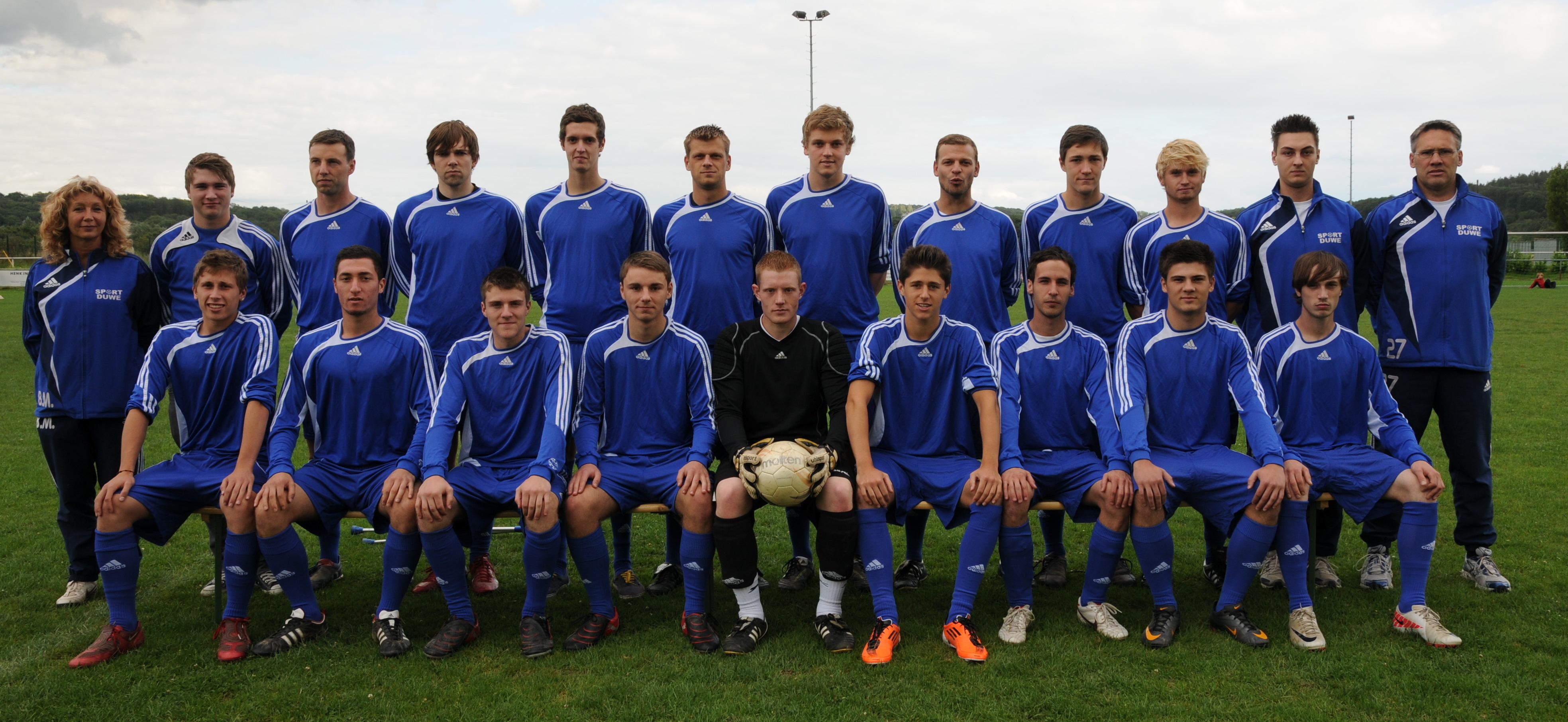 Die blutjunge Truppe der DJK Mintard mit Trainer Andreas Lüttenberg (rechts)
