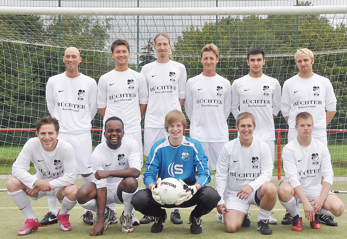 Mit den neu verpflichteten Spielern Alessandro Scavone, Vadim Glöckner, Christopher Karweina, Sebastian Cyganek, Krysztof Baukrowicz, Marcel Varbelow, Laurence Süß, Moritz Budde, Max Moers sowie Marvin Willenberg möchte der SuS Merklinde in eine möglichst erfolgreiche Saison starten. Foto: Thiele