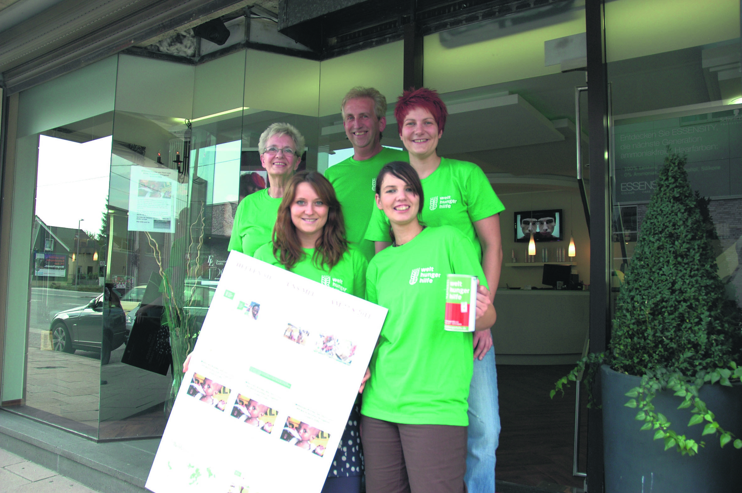 Unser Bild zeigt die beiden Friseurteams, v.l. : Bärbel Barth, Natascha Nehlson, Volker Korell, Nadine Hänsel, Stephanie Marscheider.