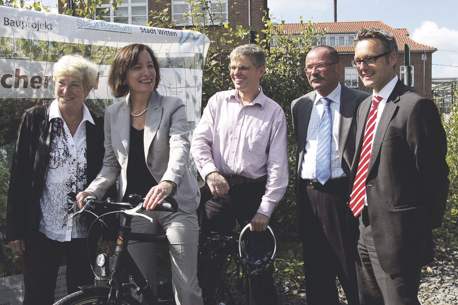 Bochums Bürgermeisterin Erika Stahl, Wittens Bürgermeisterin Sonja Leidemann mit Fahrrad, Mitarbeiter der Stadt Witten Andreas Müller, Gerhard Zielinsky und Dr. Markus Bradtke (v.l.) beim Spatenstich zum Ausbau des Radwegs „Rheinischer Esel“.