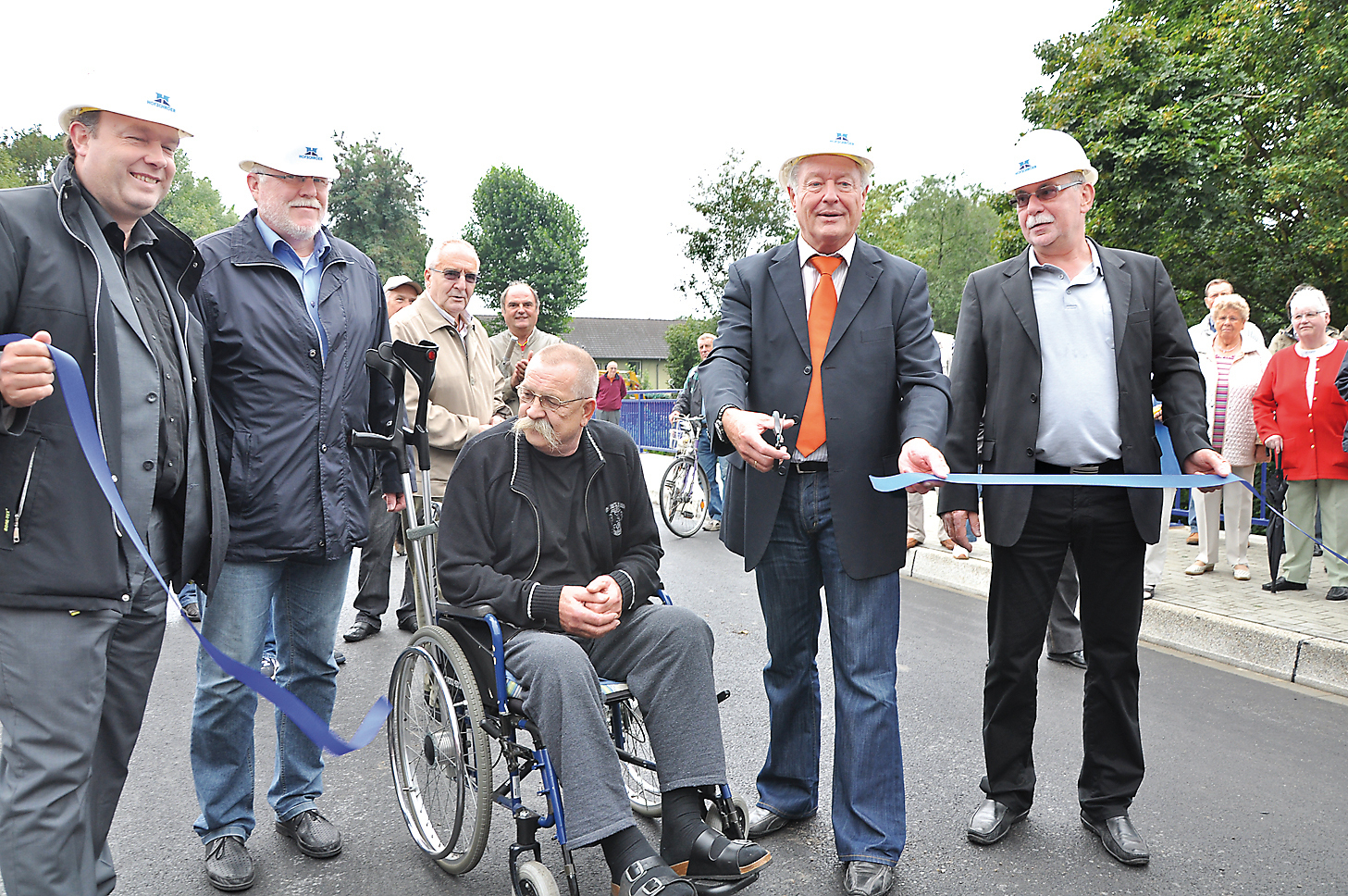Nach zwei Jahren Bauzeit konnte Bürgermeister Johannes Beisenherz die neue Emscherbrücke endlich für den Verkehr freigeben. Foto: Thiele