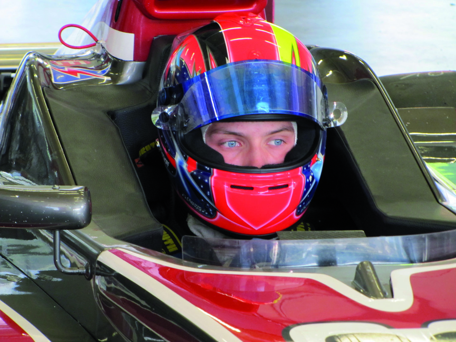 Voll konzentriert, sobald er im Cockpit sitzt: Dennis Wüsthoff kurz vor einem Rennen.